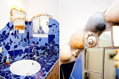 德累斯顿梅兹卡洛宾馆的一间带水槽和镜子的浴室
