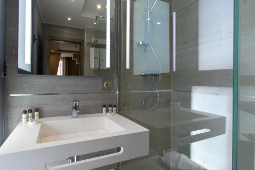 CheragaMADAURE HOTEL的浴室配有白色水槽和淋浴。