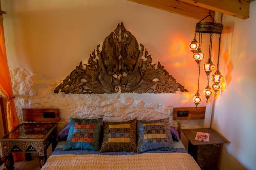 阿拉哈尔Casa con encanto en Alájar的一间卧室配有一张石墙床