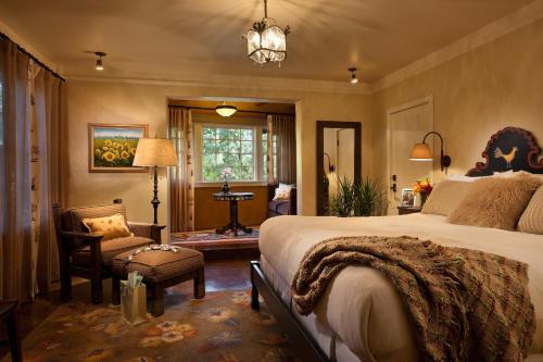 圣达菲拉方达广场酒店的一间卧室配有一张大床和一把椅子