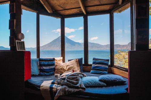 圣克鲁斯拉拉古纳Atitlan Sunset Lodge的客厅在大窗户前配有沙发