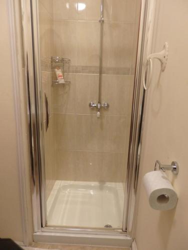 索利赫尔HayLaneLodge的玻璃门淋浴和卫生纸卷