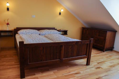 采尔克诺Kmetija Na Čendavš的阁楼卧室配有木床