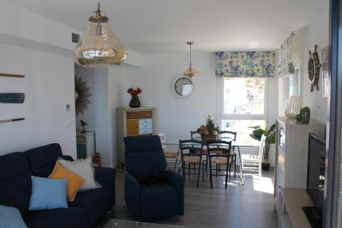 阿尔姆尼卡Dúplex playa Cabria的客厅配有蓝色的沙发和桌子