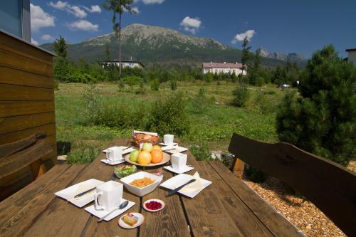 诺维斯莫克维克波拉纳山庄酒店的一张木桌,上面放着一碗水果
