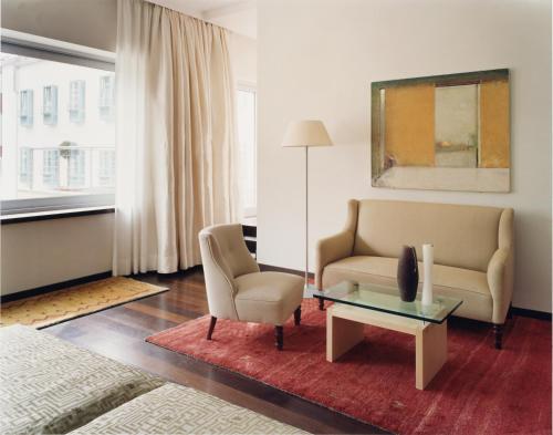 博尔扎诺格雷夫酒店的客厅配有沙发、桌子和椅子