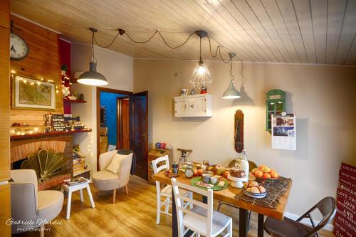 拉奎拉Il Piccolo Tibet - Gran Sasso的厨房以及带桌椅的用餐室。