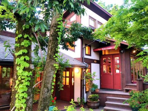 富山ガーデンハウス Mako Land的红门和树的房子