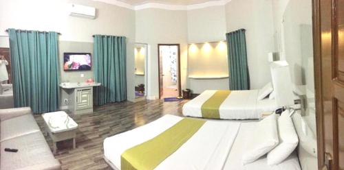 卡拉奇星宿旅馆的酒店客房设有两张床和电视。