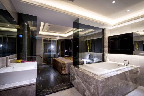 高雄欧阁精品汽车旅馆凤山馆的带浴缸和床的大型浴室