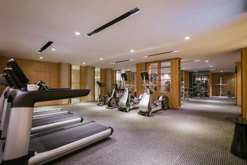 上海上海静安铂尔曼酒店的健身房设有跑步机和椭圆机