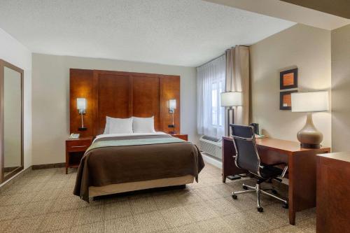 拉特兰电车广场康福特酒店的配有一张床和一张书桌的酒店客房
