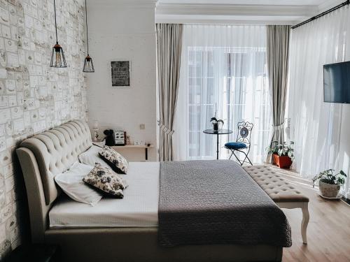 敖德萨Dom Rabinovicha的一间卧室设有一张床和一个大窗户