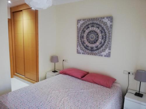 阿尔马亚特阿尔托BRISAS DE ALMAYATE的一间卧室配有一张带两个红色枕头的床