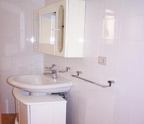 帕图Trullo Salentino的白色的浴室设有水槽和镜子