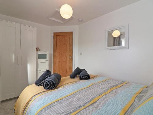 圣贾斯特Five Degrees West的一间卧室配有一张带蓝色枕头的床。
