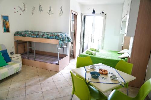 切萨雷奥港Dolly Monolocali的客房设有双层床和桌椅。