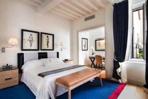 佛罗伦萨帕拉索维奇耶堤德波卡住宅酒店的卧室配有一张白色的大床和一张桌子