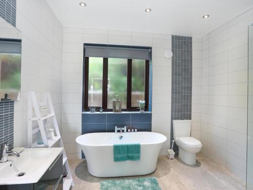 伊费林赫利Gwylan Uchaf的白色的浴室设有浴缸和卫生间。