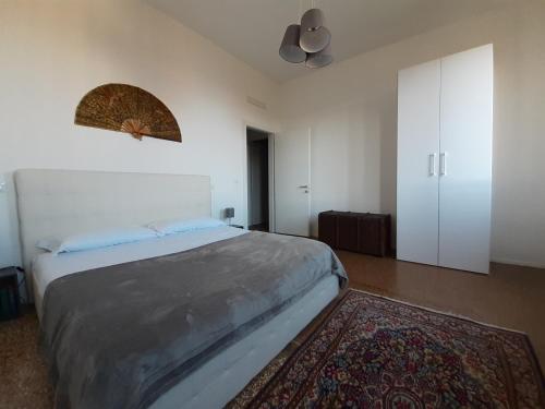 威尼斯Sunrise Apartment in Giudecca的一间卧室配有一张大床和地毯。