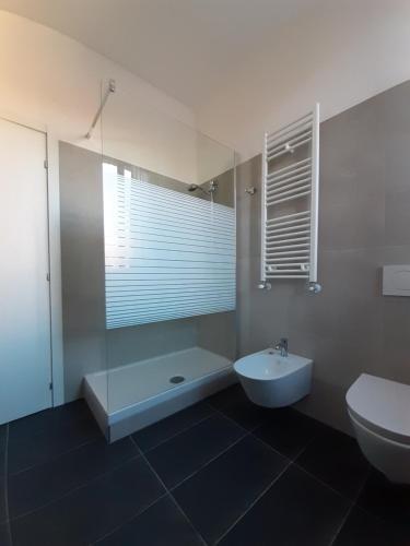 威尼斯Sunrise Apartment in Giudecca的带浴缸、卫生间和盥洗盆的浴室