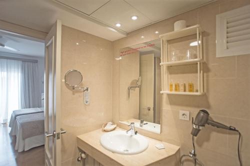 埃斯普霍斯萨沃尔特酒店的一间带水槽和镜子的浴室