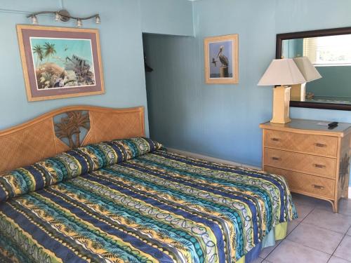 马拉松马拉松海戴尔汽车旅馆 的一间卧室配有一张床和一个梳妆台