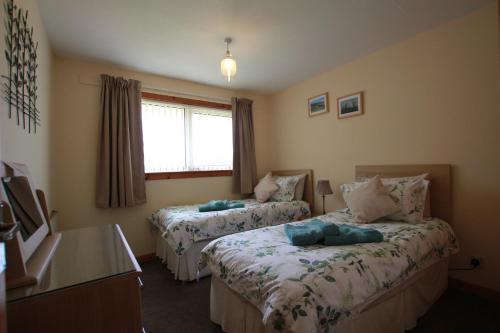 斯托诺韦An Airigh的酒店客房设有两张床和窗户。