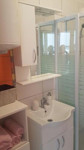洛维什特Blue sea blue sky的白色的浴室设有水槽和镜子