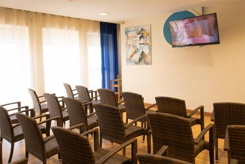 内图诺斯卡查宾西耶里酒店的一间带椅子和桌子的房间以及一台电视