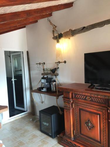辛尼莫雷特Sinemoria Guest House的客厅配有木桌上的电视