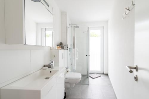 蒂宾根Ferienwohnung Universität的白色的浴室设有卫生间和淋浴。