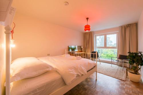 布鲁日Vintage Duplex in Bruges的卧室配有白色的床和窗户。