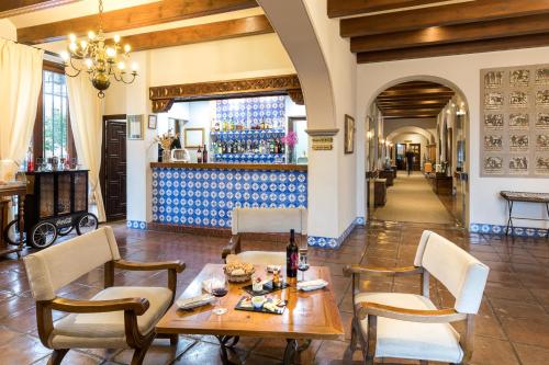 阿尔科斯-德拉弗龙特拉阿尔科斯德拉弗龙特拉旅馆的一间带桌椅的餐厅和酒吧