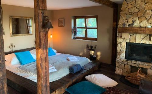 圣安德烈Hilltop Hideout的一间卧室配有一张床和一个石头壁炉