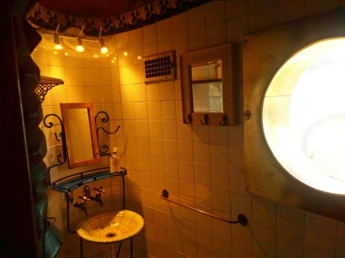 里奥马约尔Moinho da Senta的一间带水槽和窗户的小浴室