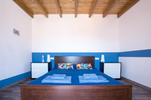 大塔拉哈尔Suite Estrella Azul的一间卧室配有一张大床和木制床头板