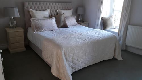 布雷肯The Draen Bed and Breakfast的卧室配有白色的床单和枕头