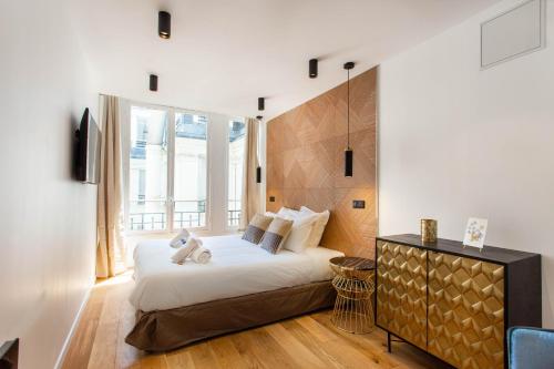 巴黎CMG Champs Elysées - Boetie 6的一间卧室设有一张床和一个大窗户