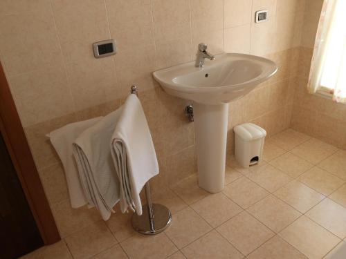Carmignano di BrentaB&B Primula House的一间带水槽和白色水槽的浴室