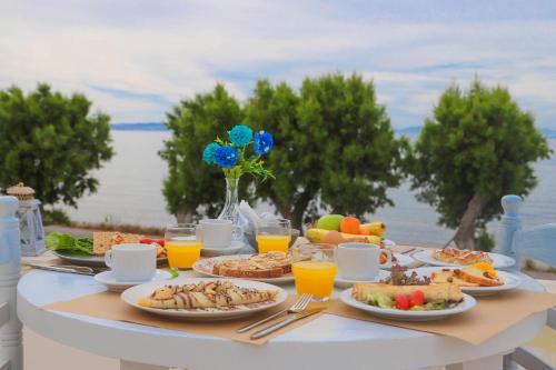 提诺斯Aeolos Bay Tinos的一张桌子,上面放着食物和饮料