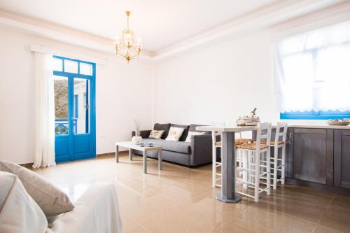 卡尔帕索斯Poseidon Luxury Apartment的客厅配有沙发和桌子