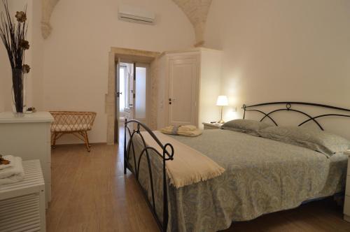 马丁纳弗兰卡La dimora di nonna Dora的卧室配有1张床、1张桌子和1把椅子