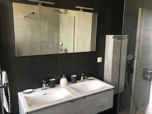 圣拉斐尔Résidence Le Château - Parc Santa Lucia的浴室设有白色水槽和镜子
