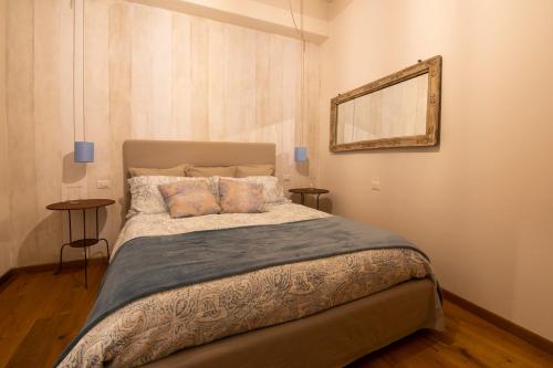 贝加莫Casa Vacanze Gombito 4 Bergamo Alta的一间卧室配有一张大床和镜子
