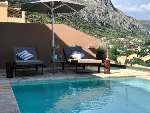 巴尔巴蒂Villa Renata Gold的游泳池旁的两把椅子和一把遮阳伞