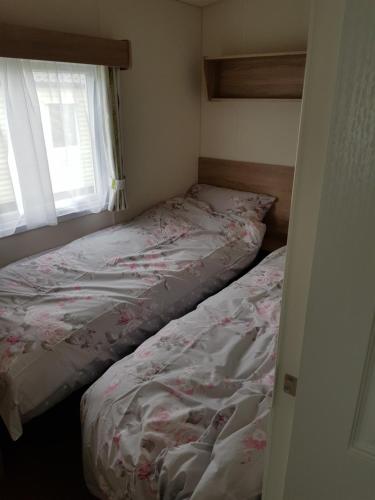 西卢港Delta Santana的一间卧室设有一张床和一个窗口