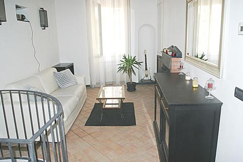 托伊拉诺San Martino b&b的客厅配有沙发和桌子