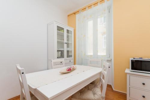 皮兰Apartment Petka的厨房配有白色的桌子和微波炉