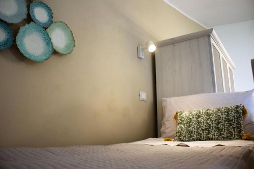 锡拉库扎La Nuvoletta的一间卧室配有一张带枕头和窗户的床